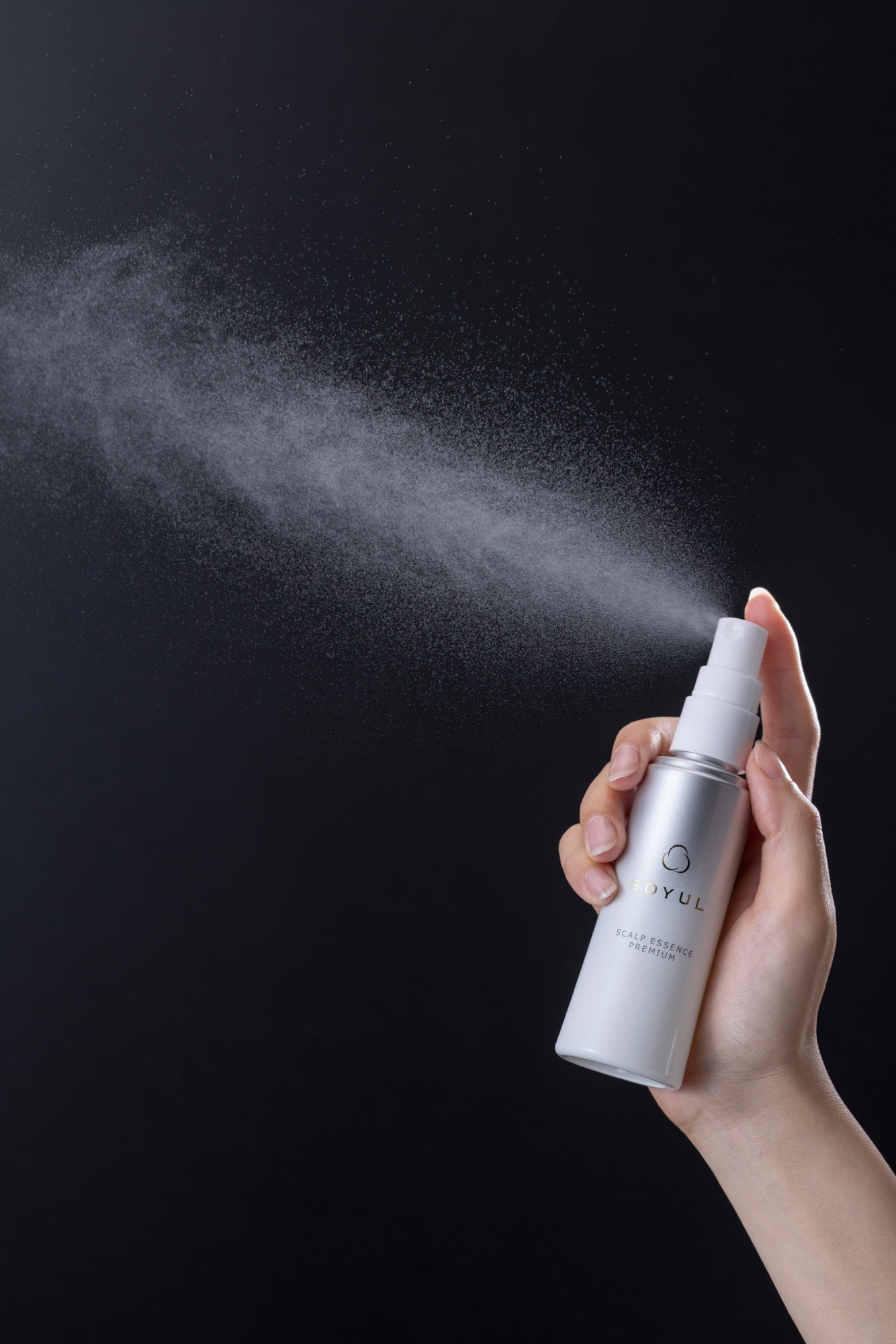 頭皮にエッセンスを噴霧している様子